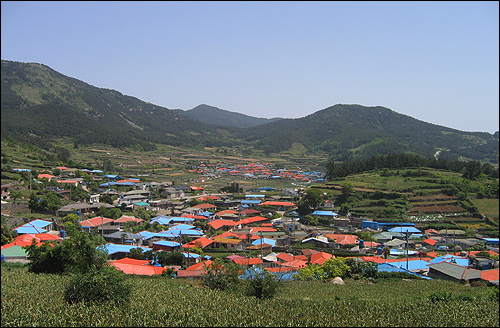 영화 '서편제'의 무대가 되었던 당리 마을 풍경. 지붕이 마치 단풍 같다. 